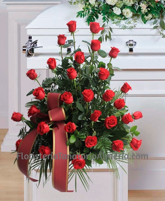centro floral funerario de 30 rosas rojas