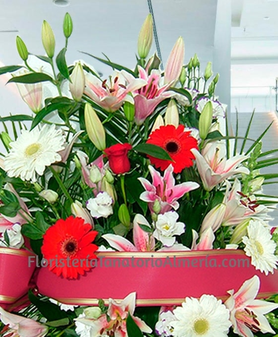 enviar centro de flores para difuntos de gerberas y liliums a tanatorios de Almería