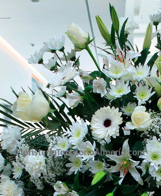 corona floral funeraria superior blanca