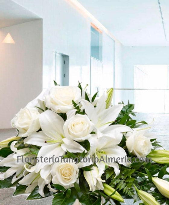centro de flores fúnebres alargado blanco
