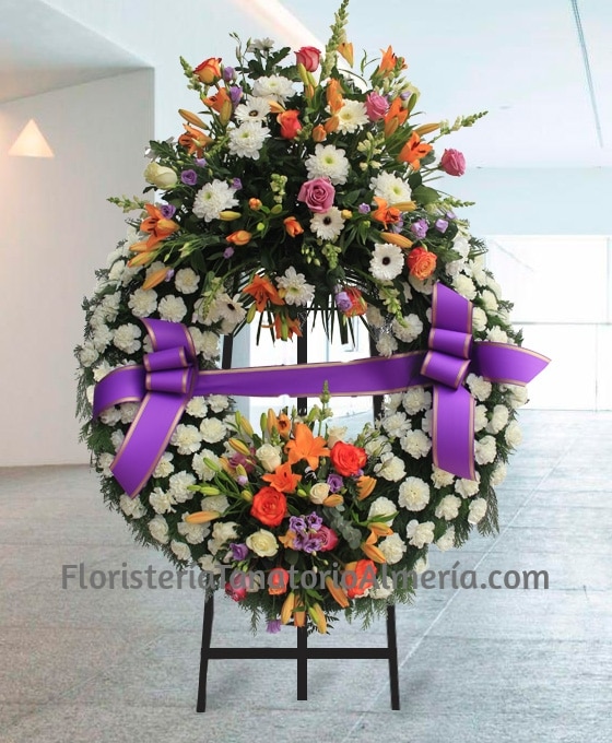 Corona funeraria blanca en tonos anaranjados