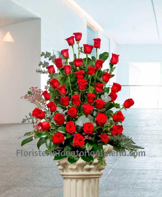 centro floral fúnebre de 40 rosas rojas